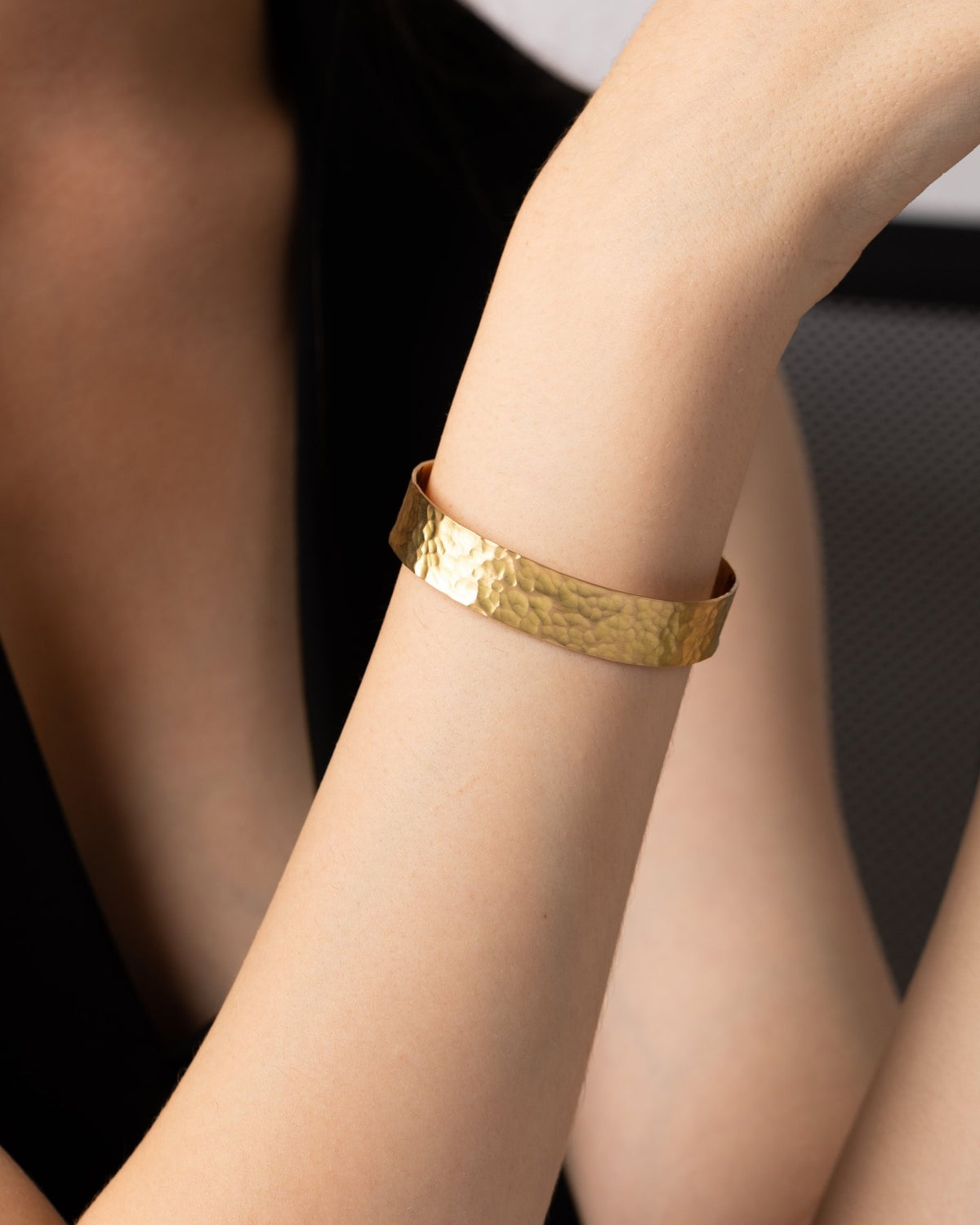 Martelé Bangle - Aurel Gold